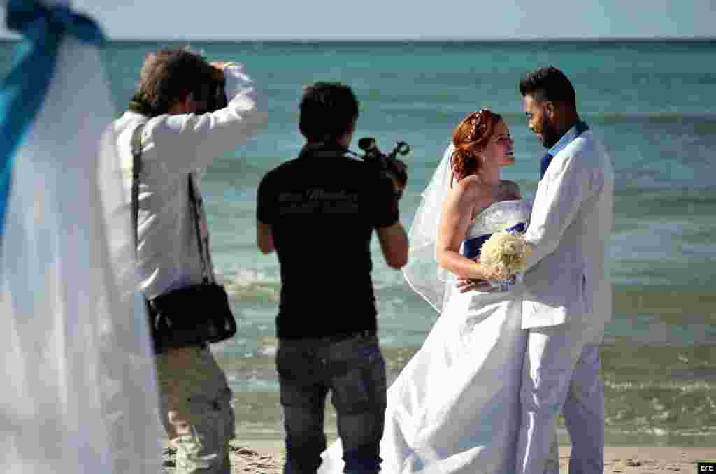 Fotografía del 11 de febrero de 2017, de una pareja de recién casados en la playa de Tarará, organizada por la compañía privada "Miss Mónica", en La Habana (Cuba). Organizar un boda "vintage" en la exótica Habana Vieja o ajustar la complicada logística de