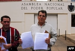 Payá habla a la prensa frente a la Asamblea Nacional, el 18 de diciembre de 2007, tras entregar una carta solicitando la aprobación de dos nuevas leyes: amnistía general para los presos políticos y libertad para salir y regresar al país para todos los cubanos.