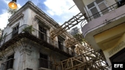 Un viejo edificio de la parte colonial de La Habana se encuentra sujeto a uno más moderno para evitar su derrumbe. 