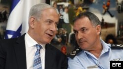  El primer ministro israelí, Benjamín Netanyahu (i), conversa con el jefe de policía israelí, el General Yohanan Danino, durante su visita a la sede de la policía Nacional en Jerusalén, Israel. 
