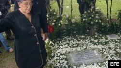 Madre del extinto capo del narcotráfico Pablo Escobar Gaviria, reza al lado de la tumba
