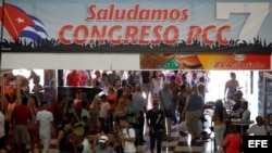 Saludos al congreso comunista en los centros comerciales de La Habana.