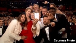 Un grupo de actores célebres se toma un "selfie" durante la entrega de los Premios Oscar.
