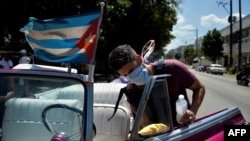 Un taxista privado desinfecta su carro en La Habana para prevenir el contagio por coronavirus. (Foto: Yamil Lage/AFP/Archivo)