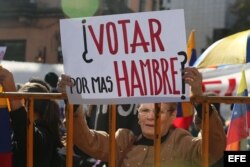 Protestas frente a la embajada de Venezuela en Uruguay durante presidenciales.