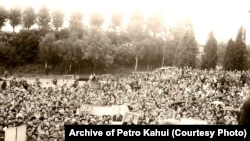 Manifestación en Leópolis, en el oeste de Ucrania, con retratos del entonces líder soviético Mijaíl Gorbachov y una pancarta que decía «Apoyamos la Perestroika», 1988.