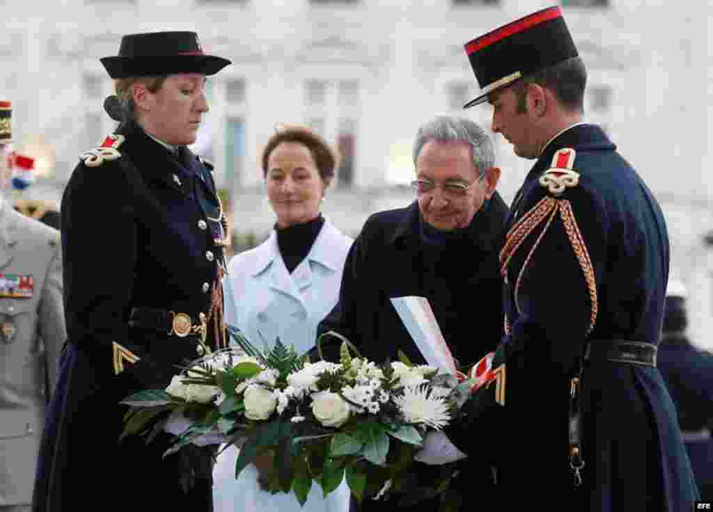 Castro fue recibido con todos los honores en Francia, en el inicio de una visita de Estado de dos días.