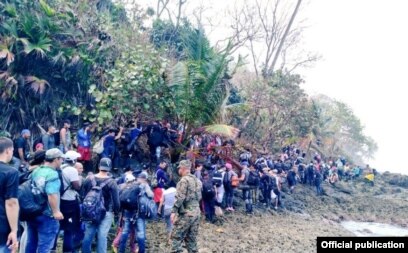 FOTOGALER A Migrantes cubanos atraviesan la selva hasta llegar a