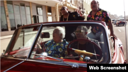 Turistas pasean por La Habana en un auto de la década de los 50´