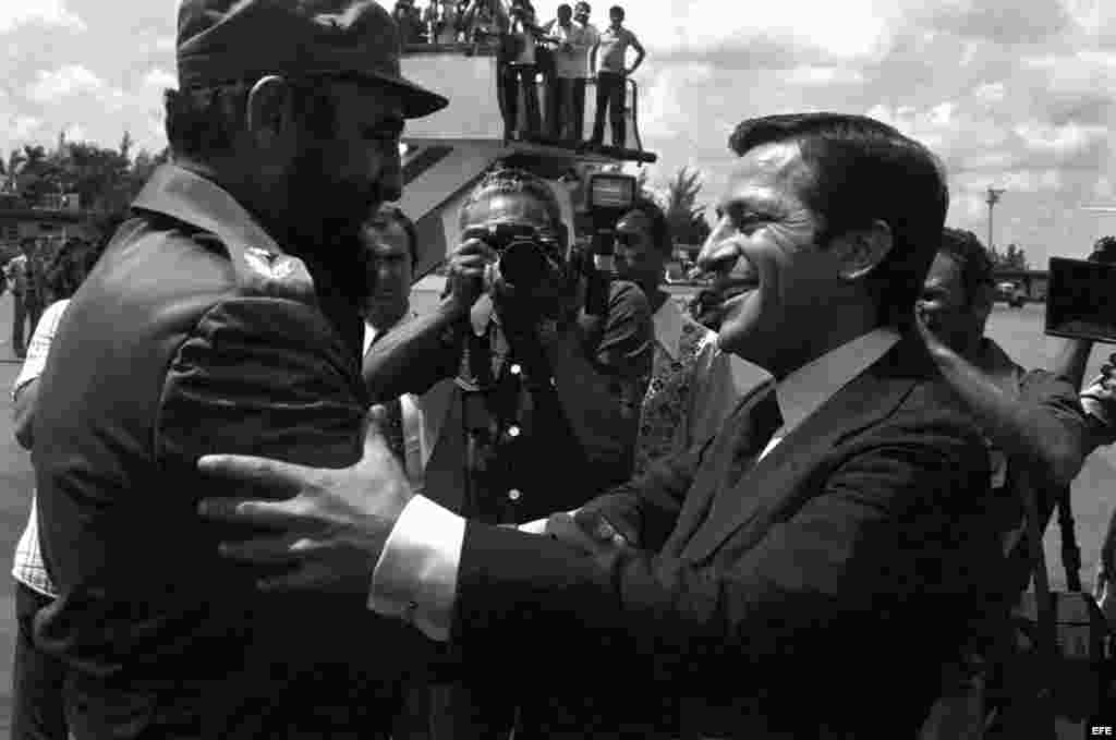 Fotografía de 1978, del entonces presidente del Gobierno español, Adolfo Suárez, recibido por Fidel Castro a su llegada a La Habana.