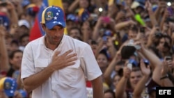 Henrique Capriles habla a sus seguidores durante un acto de campaña en el Estado Carabobo-Naguanagua (Venezuela).