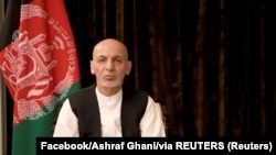 El expresidente afgano Ashraf Ghani pronuncia un discurso sobre los últimos acontecimientos en el país desde su exilio en los Emiratos Árabes Unidos. [Foto tomada de un video de las redes sociales el 18 de agosto de 2021].