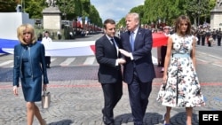 El presidente de Francia, Emmanuel Macron (2i), y su esposa, Brigitte Macron (i), despiden al presidente estadounidense, Donald Trump (2d), y a su esposa, Melania Trump (d), tras asistir al desfile militar por el Día de la Bastilla en los Campos Elíseos e
