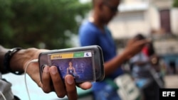 Un hombre revende ilegalmente tarjetas de conexión a internet en La Habana (Cuba).