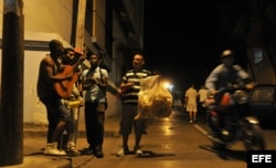 Un grupo de jovenes departe este martes en una calle del centro histórico de Santiago de Cuba (Cuba).