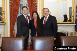 Los senadores Marco Rubio y Bob Menéndez recibieron a la bloguera Yoani Sánchez en Washington
