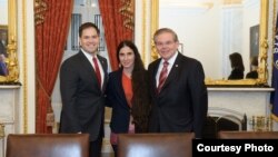 Yoani Sánchez con los senadores Marco Rubio y Bob Menéndez
