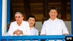 Raúl Castro (i), y el presidente de China, Xi Jinping. 