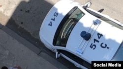 Agentes de policía vigilan la vivienda de activistas de derechos humanos en La Habana, Cuba, este 17 de abril. (Facebook/Anamely Ramos)