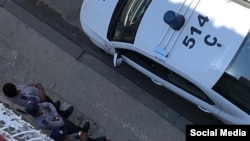 Agentes de policía vigilan la vivienda de activistas de derechos humanos en La Habana, en una imagen de archivo