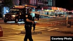 Policía de unidad antiterrorista fuertemente armado tras el atentado que dejó 29 heridos en Manhattan, New York.