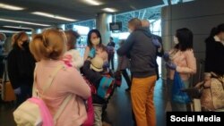 Cubanos atrapados en Rusia se despiden de familiares en el Aeropuerto Vnukovo de Moscú 
