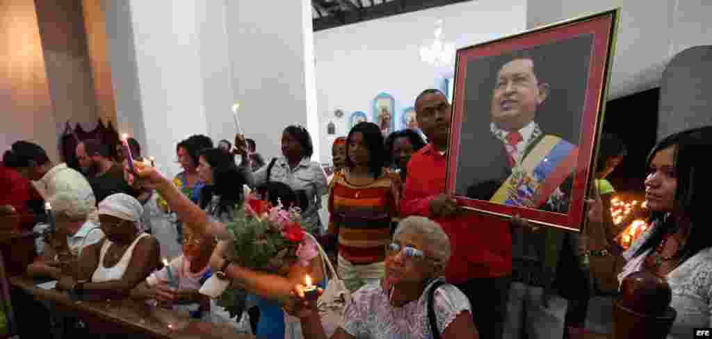 Funcionarios de la embajada de Venezuela en Cuba asisten el martes 8 de enero de 2013, a una misa por la salud del presidente venezolano Hugo Ch&aacute;vez en el santuario de la Virgen de Regla en La Habana (Cuba).
