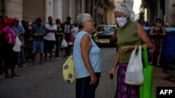 Los ancianos llevan la parte más difícil en medio de la crisis por el COVID-19 en Cuba. (Yamil Lage/AFP)