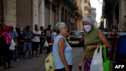 Los ancianos llevan la parte más difícil en medio de la crisis económica en Cuba. (Yamil Lage/AFP)