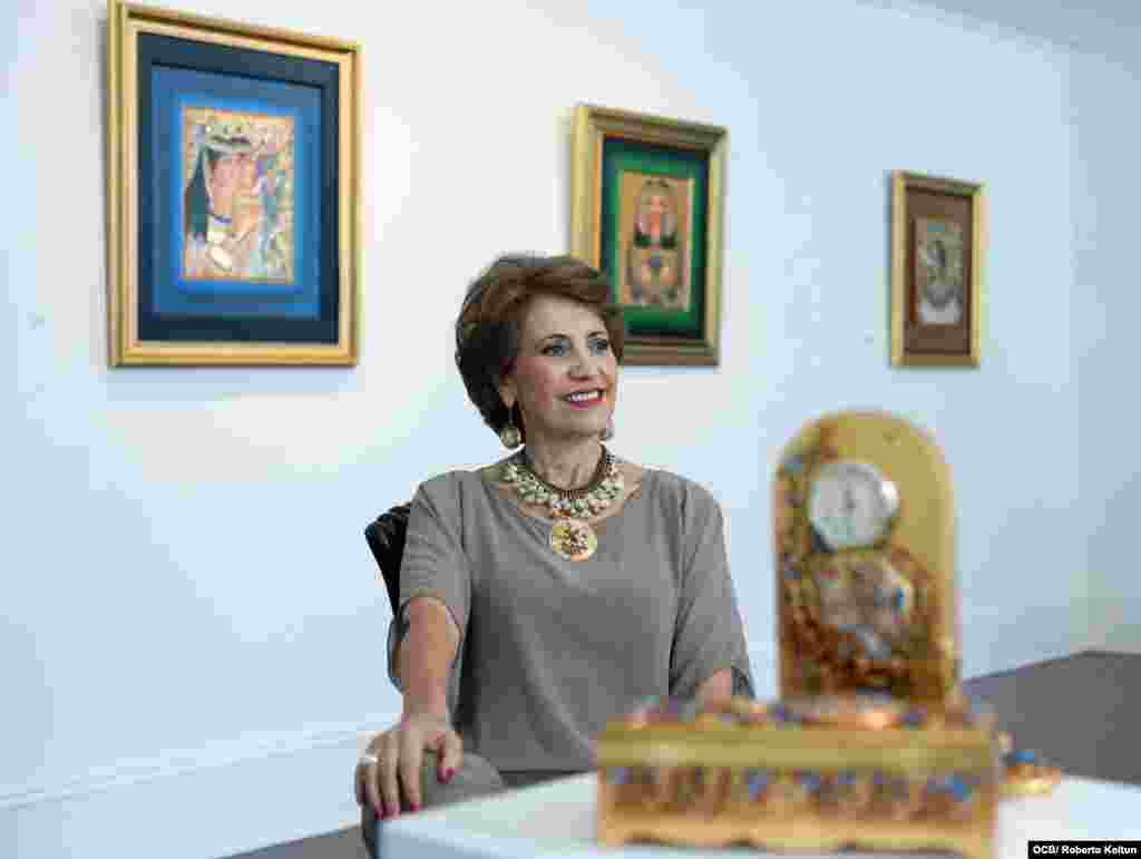 Beatriz Ramírez, artista plástica colombiana, presenta su exposición &quot;Reina de Porcelana&quot;.&nbsp;La carrera artística de Ramírez, con más de 40 años, ha sido reconocida con alrededor de 30 premios internacionales en varias modalidades incluyendo pintura en porcelana.&nbsp;Foto: Roberto Koltún, OCB Staff.