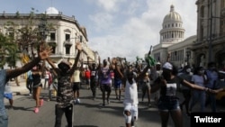 Cubanos protestan contra el gobierno, el 11 de julio, en una calle de La Habana. (Twitter).
