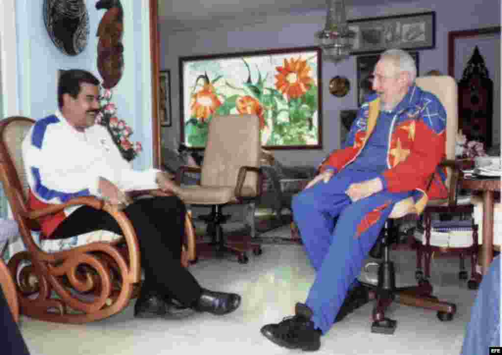 Fotografía cedida por el sitio oficial Cubadebate de la reunión Fidel Castro y el presidente de Venezuela, Nicolás Maduro. &quot;Lo que hace hoy Venezuela es un ejemplo excepcional&quot; aseguró el expresidente cubano.