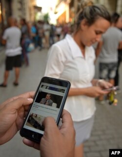 El servicio de datos móviles es un lujo para el cubano de a pie.