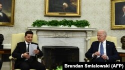 Los presidentes de Estados Unidos y Ucrania, Joe Biden y Volodimir Zelenski, en la Casa Blanca el 1 de septiembre de 2021. (Brendan Smialowski / AFP).