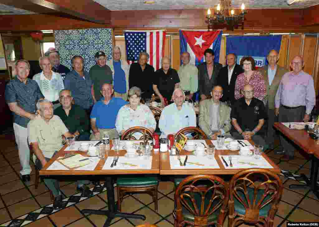 Miembros del Movimiento Recuperación Revolucionaria, durante el desayuno que se celebró en el restaurante La Carreta en la Ciudad de Coral Gables. 