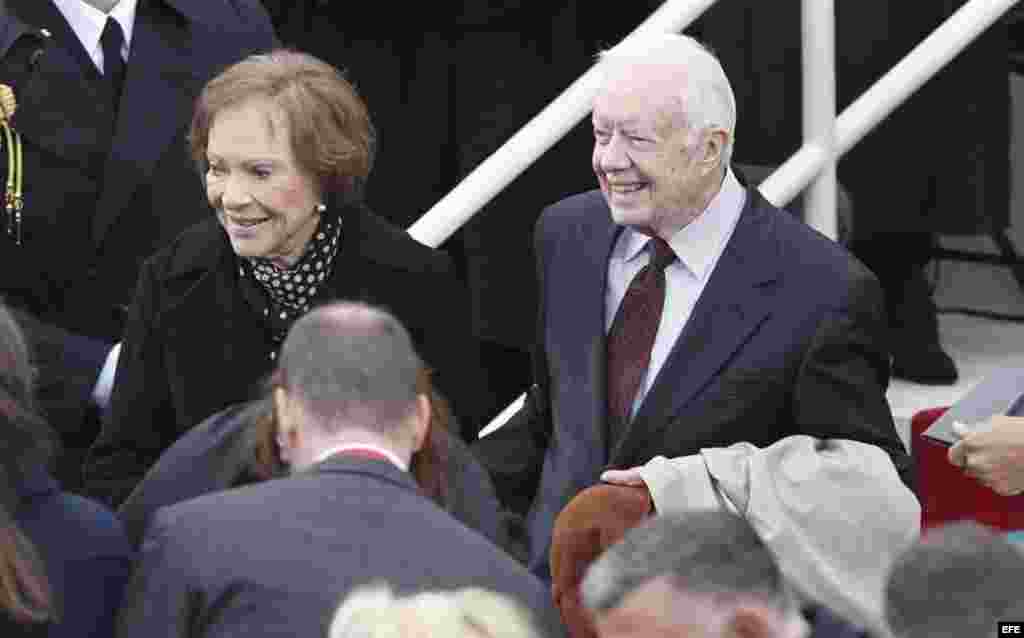 El expresidente estadounidense Jimmy Carter y su esposa Rosalyn llegan al Capitolio para asistir a la ceremonia de investidura de Donald J. Trump.