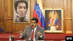 El presidente de Venezuela, Nicolás Maduro junto a su canciller, Elías Jaua (d), en el Palacio de Miraflores en Caracas (Venezuela).