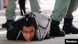 Un manifestante detenido en Hong Kong el 1 de julio de 2020. REUTERS/Tyrone Siu