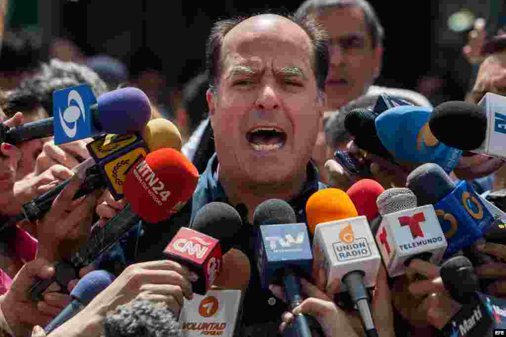 El diputado de la Asamblea Nacional Julio Borges ofrece declaraciones a periodistas hoy, viernes 4 de septiembre de 2015, afuera del Palacio de justicia en Caracas. EFE