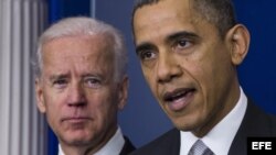 Fotografía de archivo. El presidente estadounidense, Barack Obama (d), y el vicepresidente, Joe Biden (i), en la Casa Blanca en Washington DC, hablaron del control de las armas a raíz de la masacre en una escuela de Newtown. 