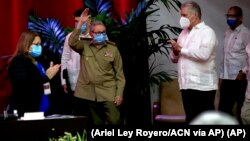 Raúl Castro, primer secretario del Partido Comunista y exgobernante de Cuba, en la sesión inaugural del VIII Congreso del PCC. (Ariel Ley Royero/ACN vía AP) 