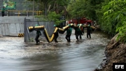 Fotografía de archivo de trabajadores de la empresa Ecopetrol intentando controlar un derrame de petróleo del oleoducto Caño Limón-Coveñas en diciembre de 2011. EFE/MANUEL HERNÁNDEZ