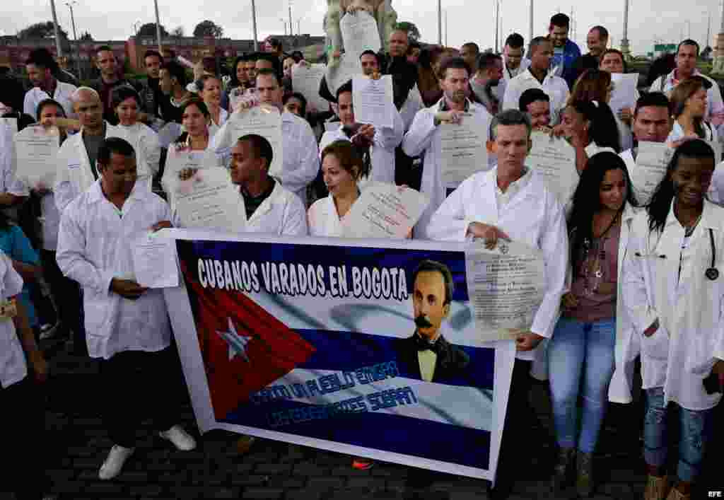 Decenas de médicos cubanos protestan el sábado 22 de agosto de 2015, en Bogotá, para denunciar &quot;el limbo legal&quot; en el que se encuentran a la espera de un visado para EEUU.
