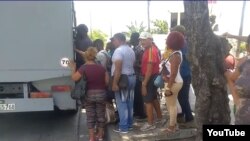 Pasajeros abordan un camión en la terminal de ómnibus de Santiago de Cuba. (Captura de video/UNPACU)
