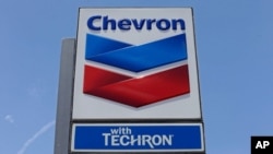 Cartel de la estación de servicio Chevron (Reuters).