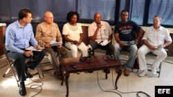 De izquierda a derecha, los miembros de la disidencia cubana Antonio Rodiles, Dagoberto Valdés, Berta Soler, Guillermo Fariñas, Ángel Moya y Egberto Ángel Escobedo.