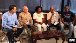 De izquierda a derecha, los miembros de la disidencia cubana Antonio Rodiles, Félix Navarro, Berta Soler, Guillermo Fariñas y Ángel Moya. (Archivo)