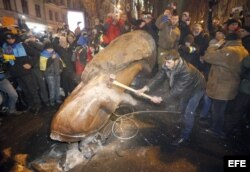 Mandarriazos a la estatura de Lenin derribada en Kiev, Ucrania.