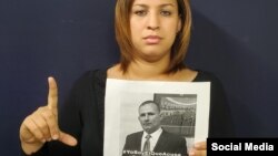 Nelva Ismarays Ortega Tamayo sostiene una foto de su esposo, el líder de UNPACU José Daniel Ferrer, detenido tras las protestas del 11J en Cuba.