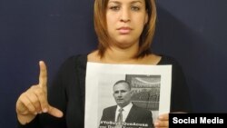 Nelva Ismarays Ortega Tamayo sostiene una foto de su esposo, el líder de UNPACU José Daniel Ferrer, detenido tras las protestas del 11J en Cuba.